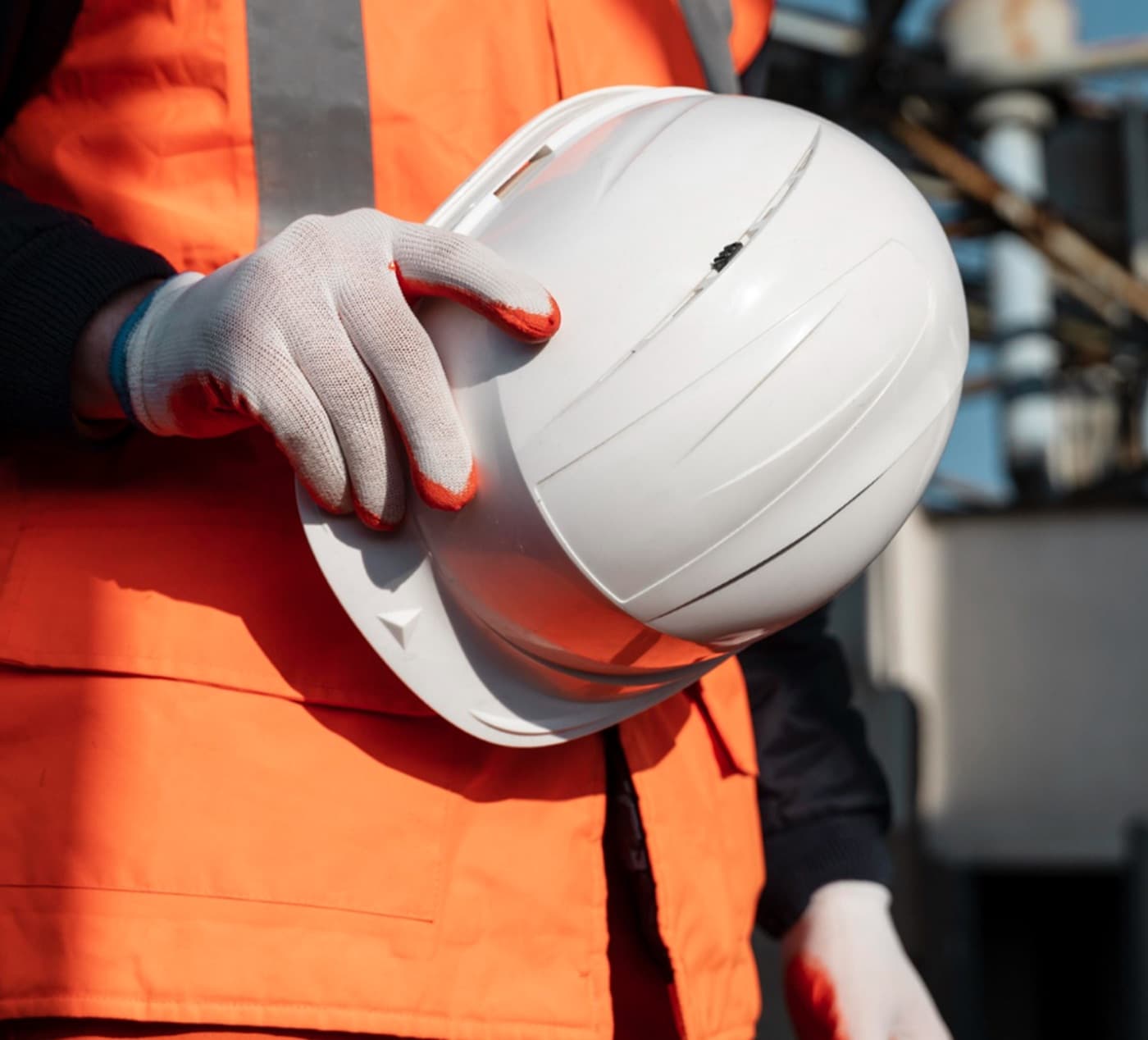 Técnico con casco y guantes de seguridad en planta